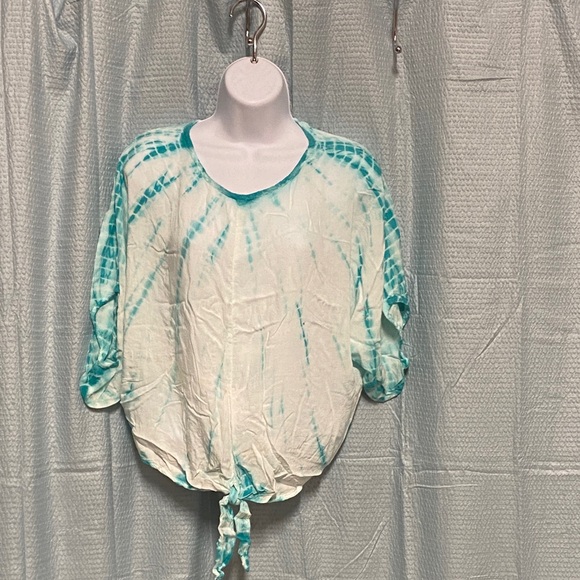 Chelsea & Theodore Tops - Chelsea & Theodore size small Tie-Dye Teal and White Top front tor unique sleeve